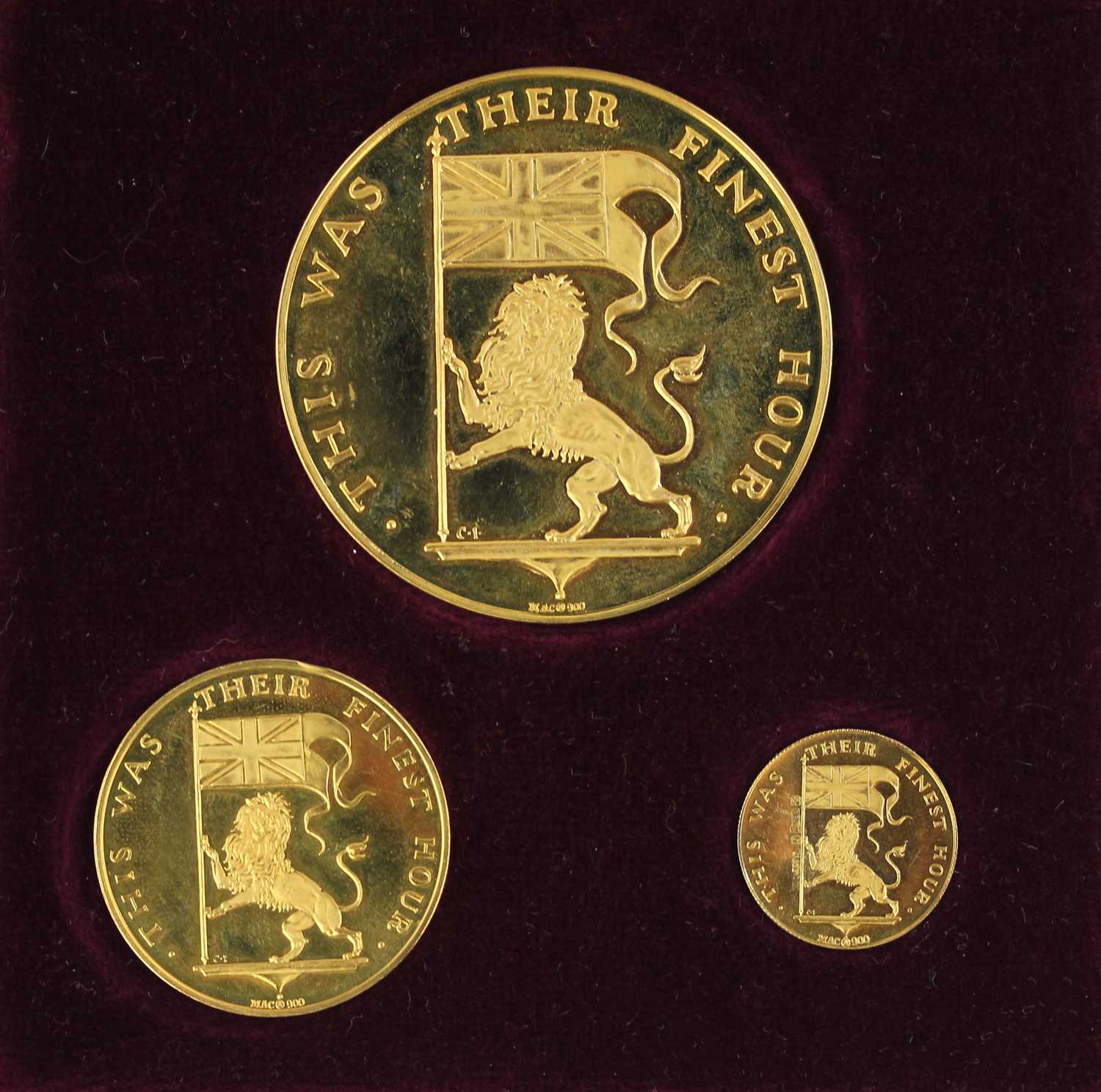 A Winston Churchill gold three medallion set 1964, each medallion .900 gold, depicting a portrait - Image 2 of 3