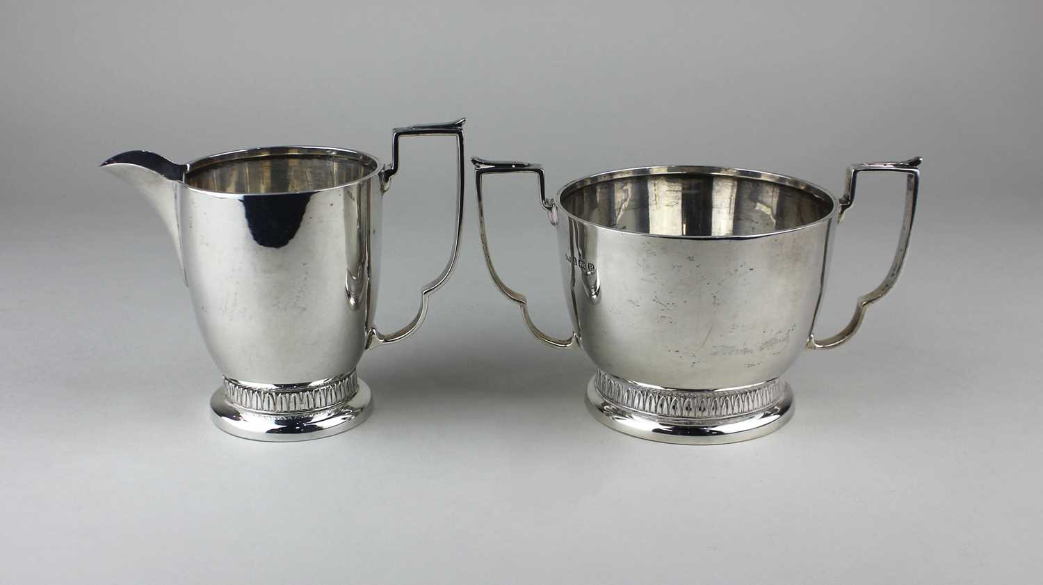 An Art Deco silver milk jug and matching sugar bowl, Roberts & Dore Ltd, Birmingham 1939, 15.6 oz