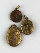 A 9ct gold oval pendant locket with engraved decoration, Birmingham 1908, 3.6g a gold back and front