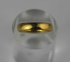 An 18ct gold plain wedding ring detailed ‘750’, ring size M 7