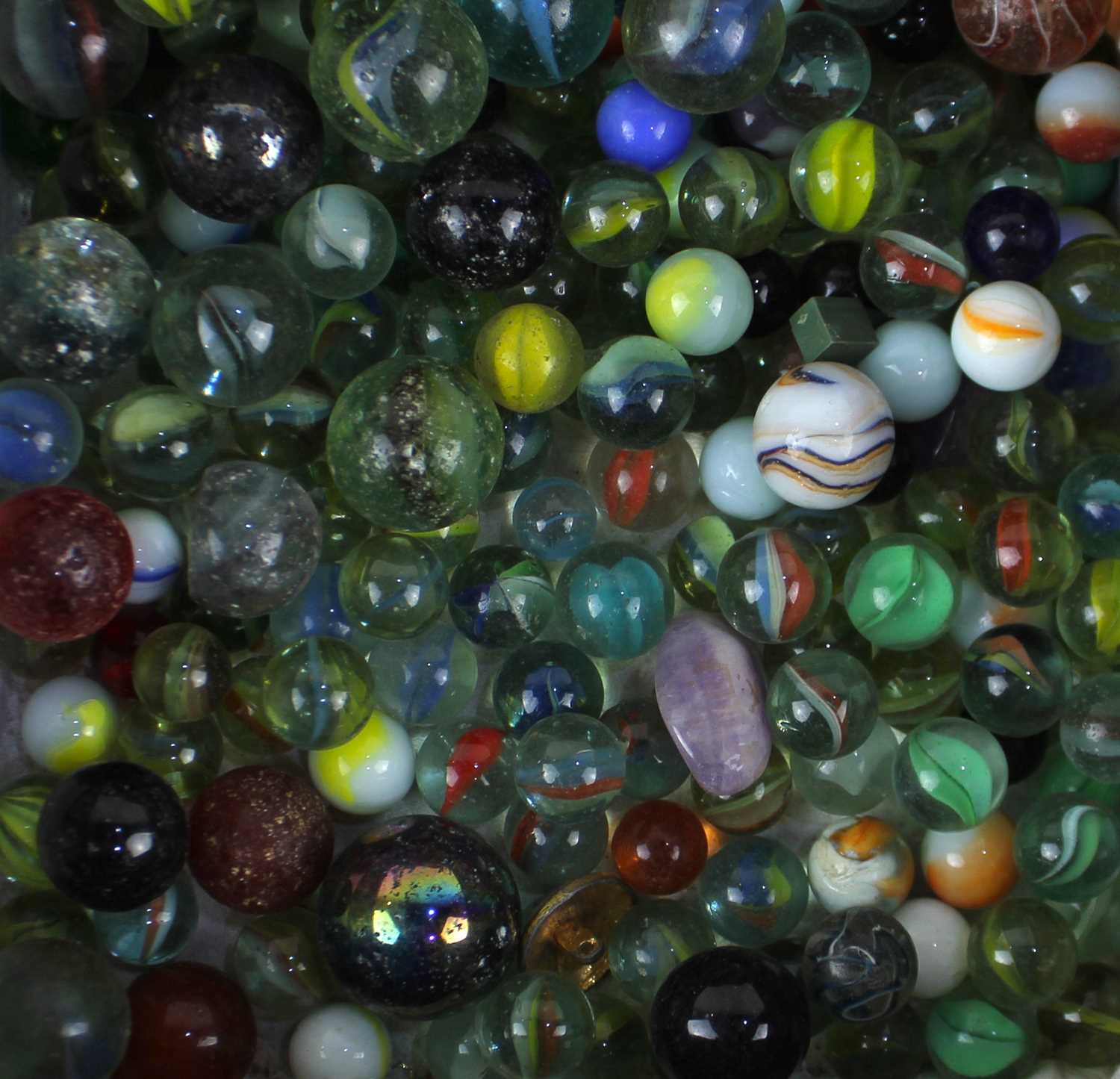 A collection of glass marbles - Bild 2 aus 2