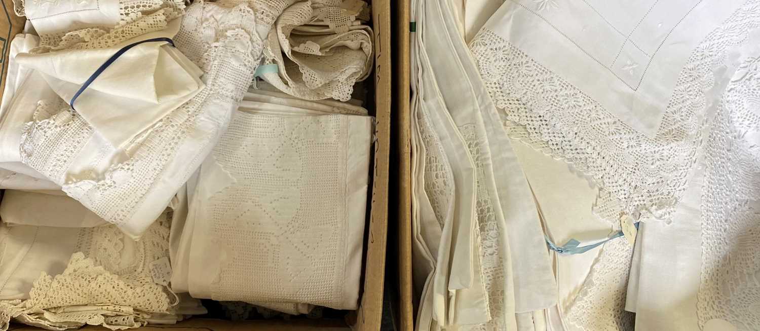 A large collection of antique and vintage lace, crochet, damask, embroidery, and other linens, - Image 2 of 4