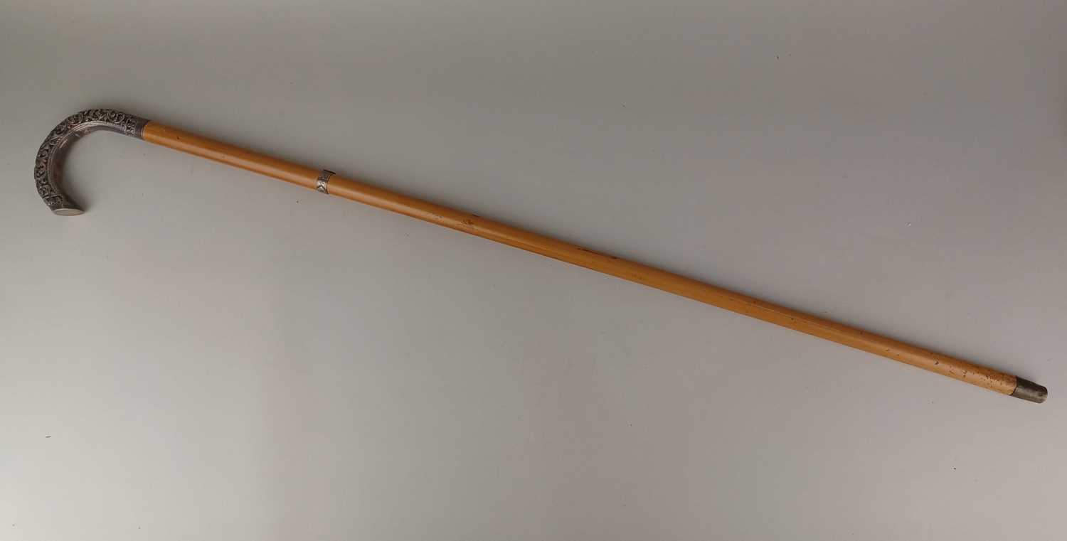 An early 20th century Indian walking cane the white metal mounted handle with embossed floral - Bild 4 aus 4