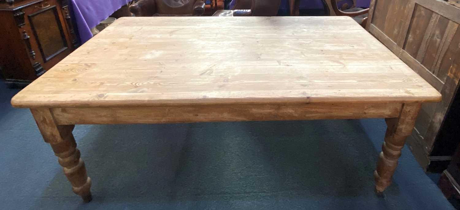 A pine farmhouse kitchen table, the rectangular plank top with rounded corners on turned legs - Image 2 of 2