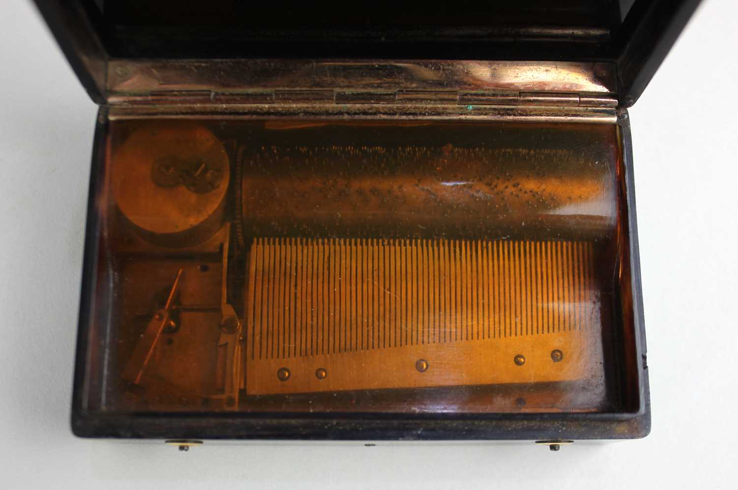 A small music box in gilt mounted tortoiseshell box, the rectangular lid decorated with a view of - Bild 2 aus 2