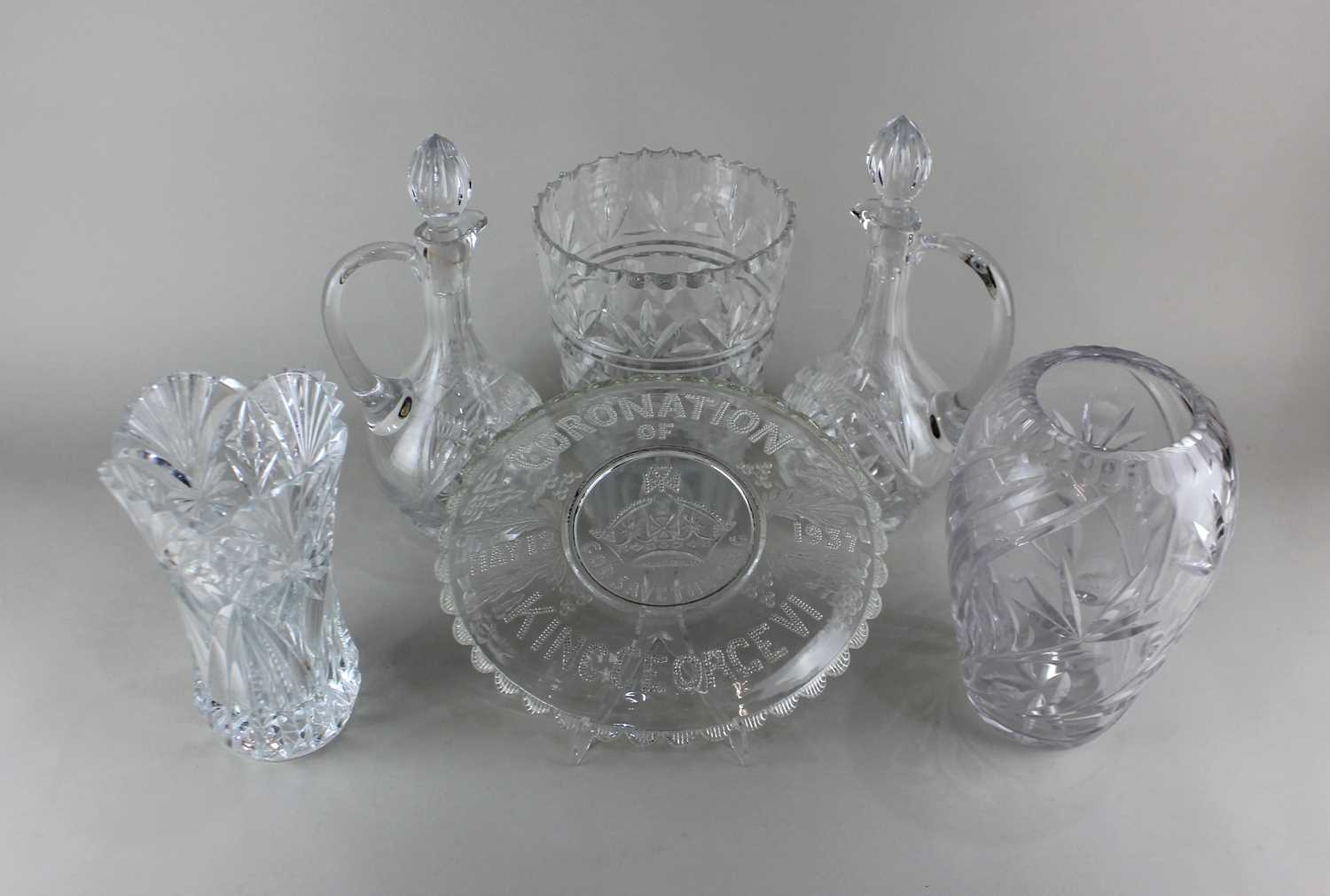 A selection of vintage glassware, to include a pair of Harrods lead crystal claret jugs with