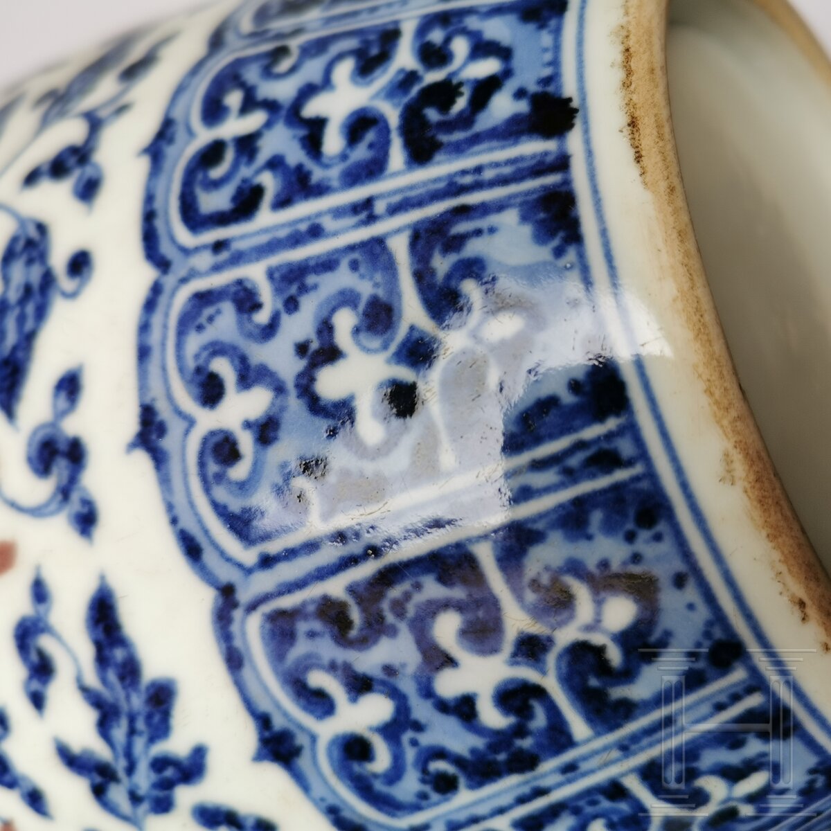 Große blau-weiße Vase mit kupferroten Lotusblüten, China, wohl Qianglong-Periode - Image 12 of 16