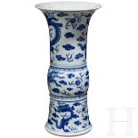 Große blau-weiße Gu-Vase mit Phönixen und Drachen, China, wohl Kangxi-Periode (Anfang 18. Jhdt.)