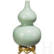 Große Seladon-Doppelkürbisvase, China, wohl Qianlong Periode (1736 - 1795)