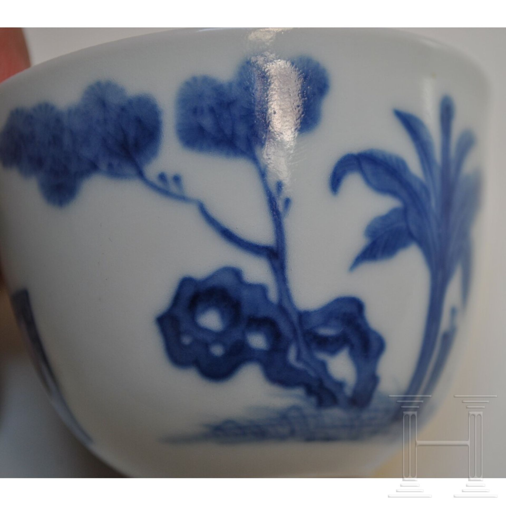 Blau-weißes Koppchen mit erotischer Darstellung und Kangxi-Marke, wohl aus dieser Zeit (18. Jhdt.) - Bild 9 aus 12