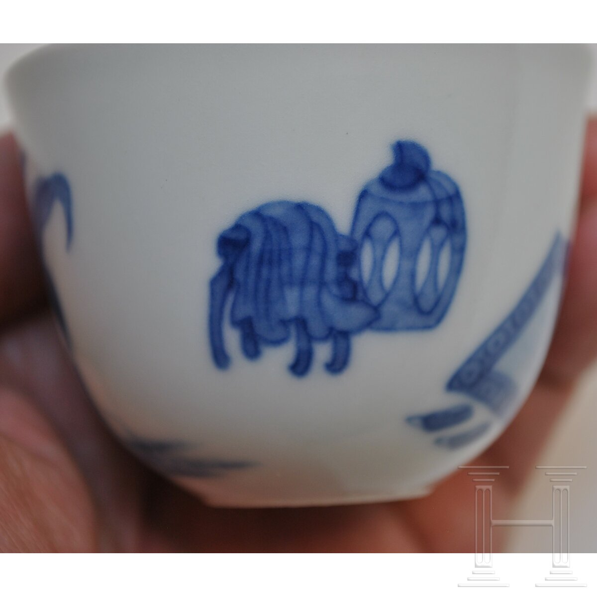 Blau-weißes Koppchen mit erotischer Darstellung und Kangxi-Marke, wohl aus dieser Zeit (18. Jhdt.) - Image 11 of 12