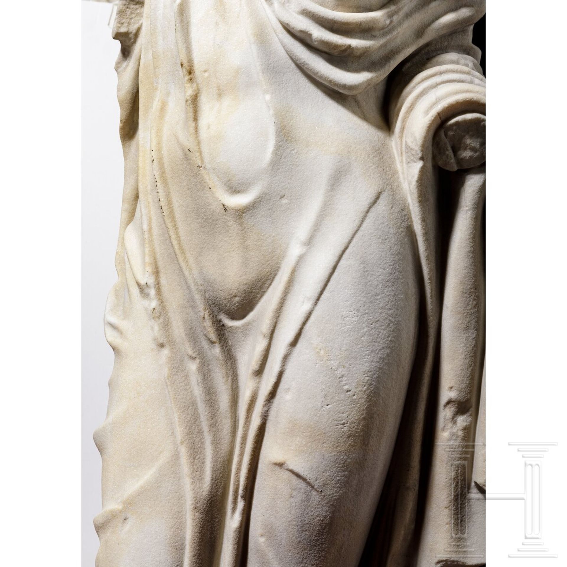 Klassizistische Marmorstatue nach dem Vorbild der hochklassischen Aphrodite des Typus "Fréjus", um 1 - Bild 6 aus 7