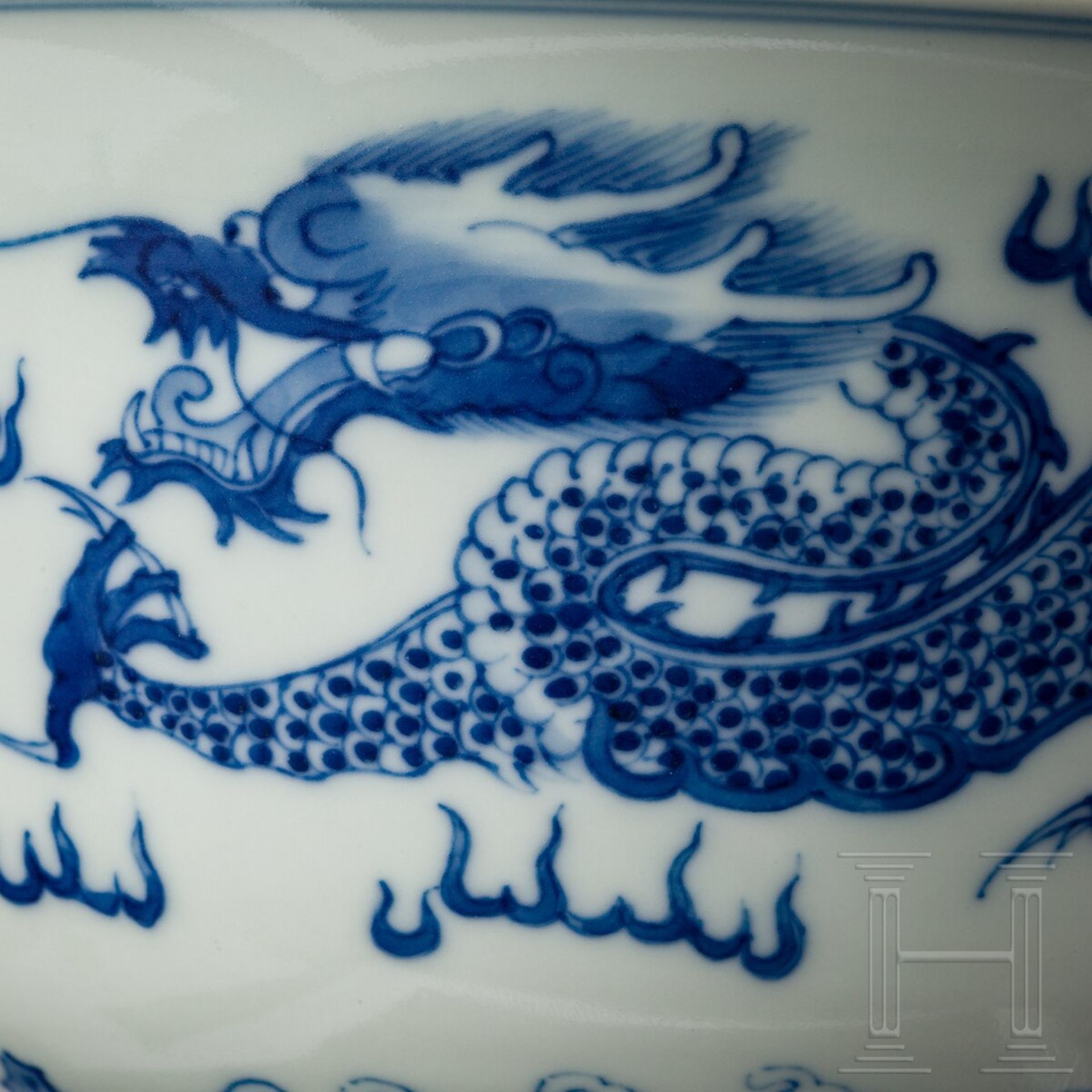 Blau-weiße Schale mit Drachen, China, wohl Kangxi-Periode - Bild 3 aus 9