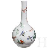 Famille-verte-Langhalsvase mit Vogel- und Blumendekor, China, wohl Kangxi-Periode
