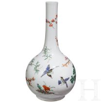 Famille-verte-Langhalsvase mit Vogel- und Blumendekor, China, wohl Kangxi-Periode