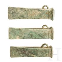 Drei Bronzebeile Typ Dahouet, bretonisch, späte Bronzezeit bis frühe Eisenzeit Westeuropas, 10. - 5.