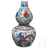 Doppelkürbis-Wucai-Vase mit Jiajing-Sechszeichenmarke, China, 20. Jhdt. 