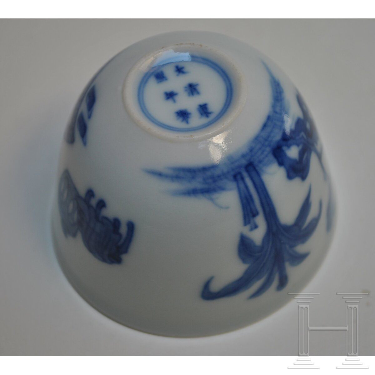 Blau-weißes Koppchen mit erotischer Darstellung und Kangxi-Marke, wohl aus dieser Zeit (18. Jhdt.) - Image 6 of 12