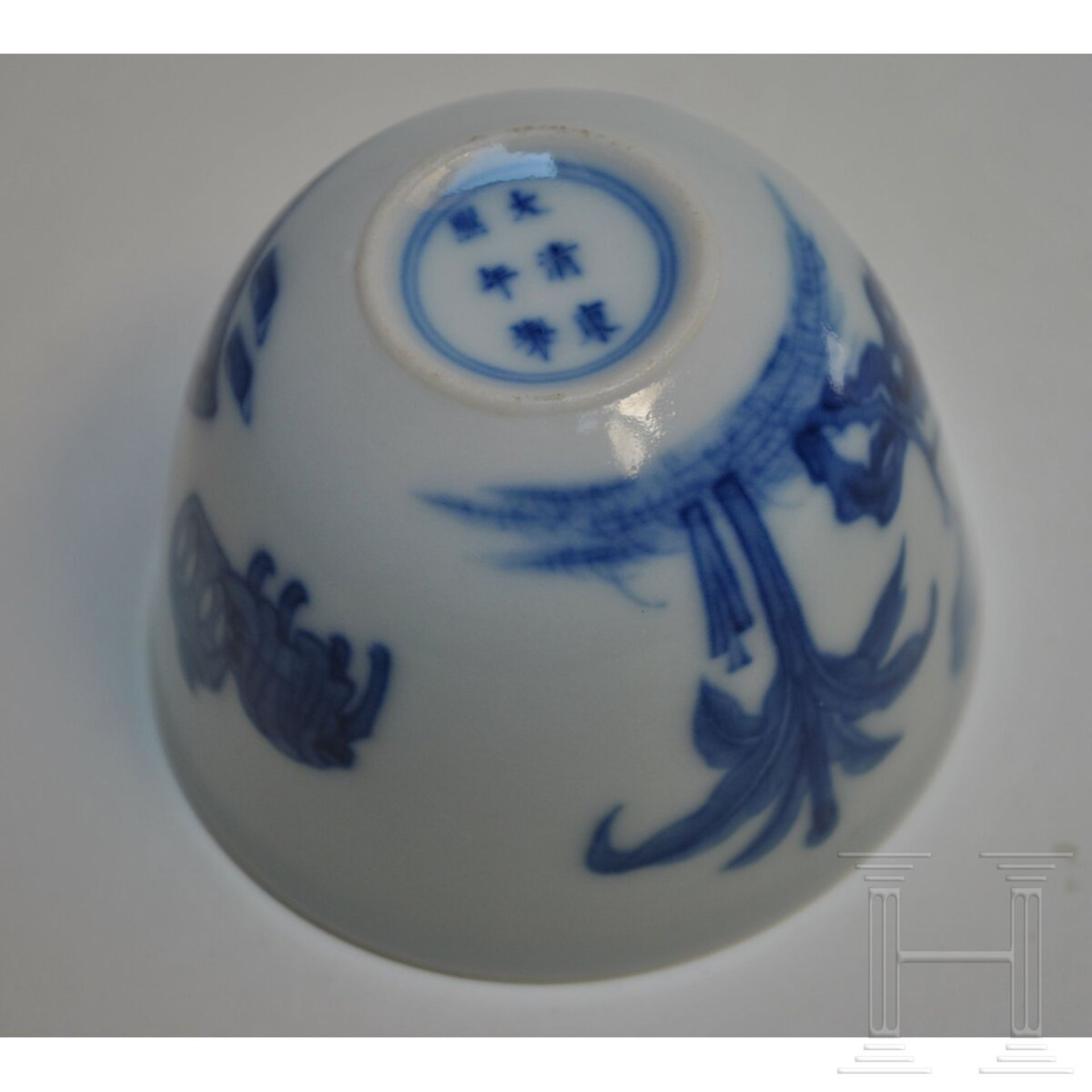 Blau-weißes Koppchen mit erotischer Darstellung und Kangxi-Marke, wohl aus dieser Zeit (18. Jhdt.) - Bild 6 aus 12
