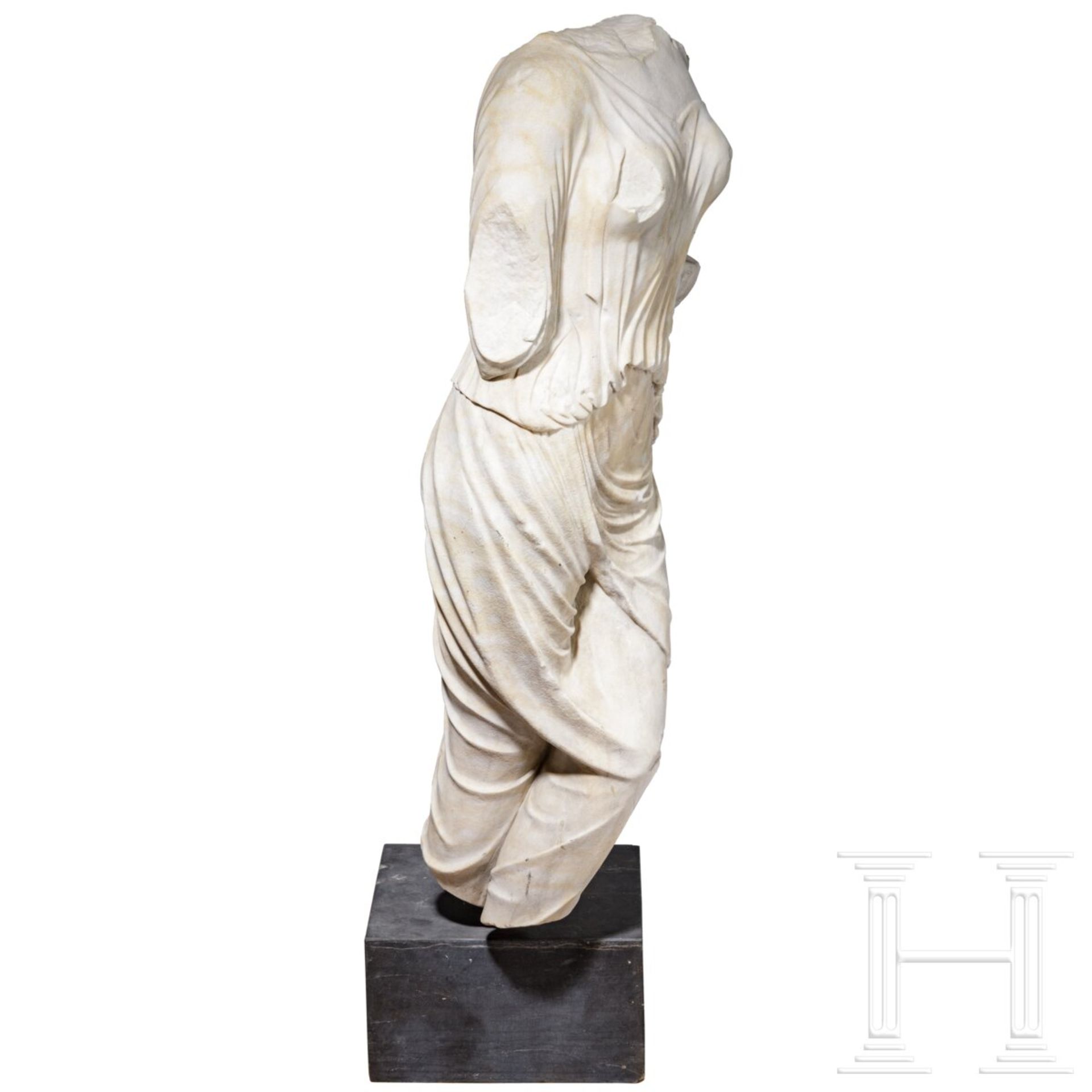 Klassizistische Marmorstatue nach dem hochklassischen Vorbild der Aphrodite der Gärten, um 1800 - fr - Bild 5 aus 7