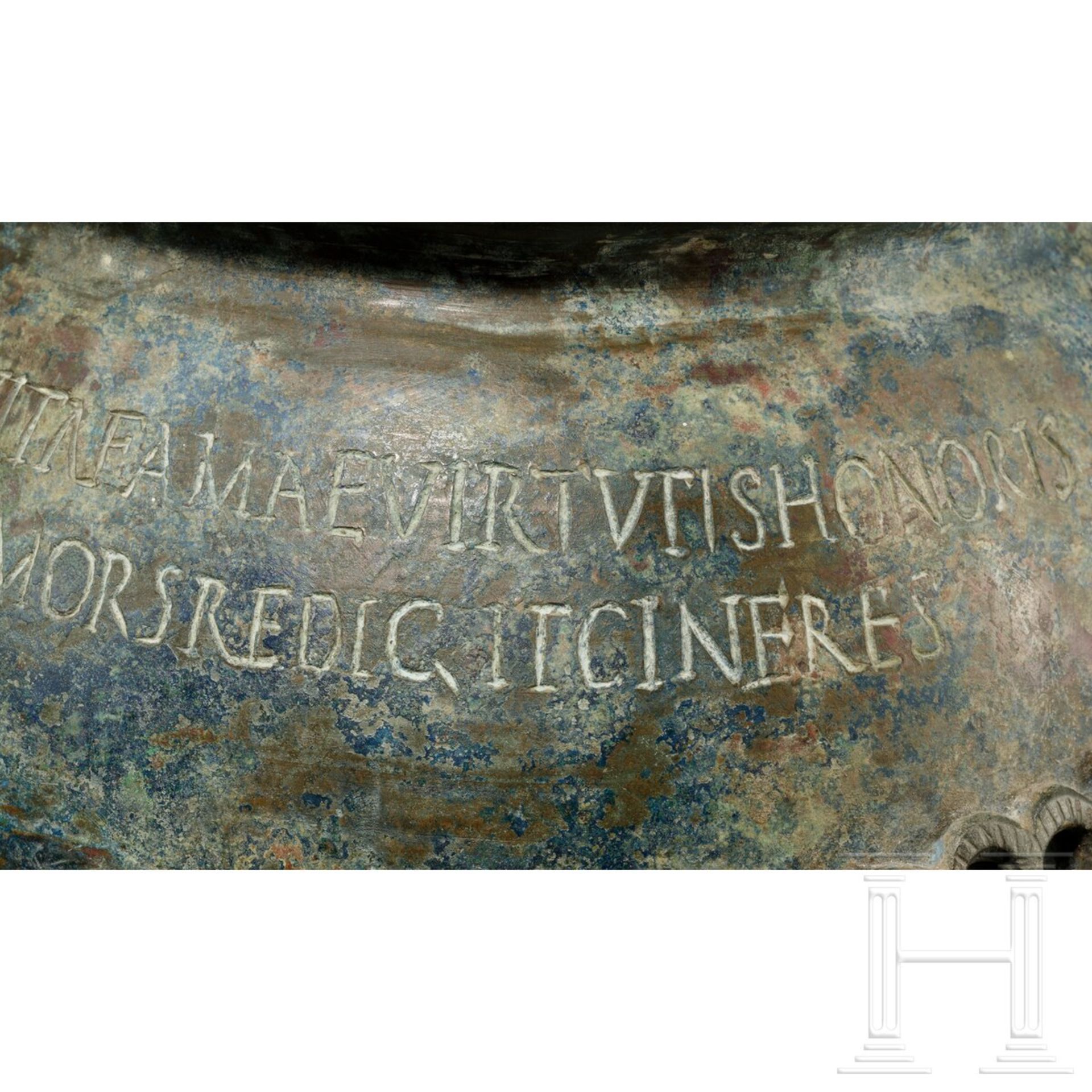 Bronzeurne mit kalligraphisch ausgefeiltem Epigramm, römisch, 1. - 2. Jhdt. - Bild 5 aus 12