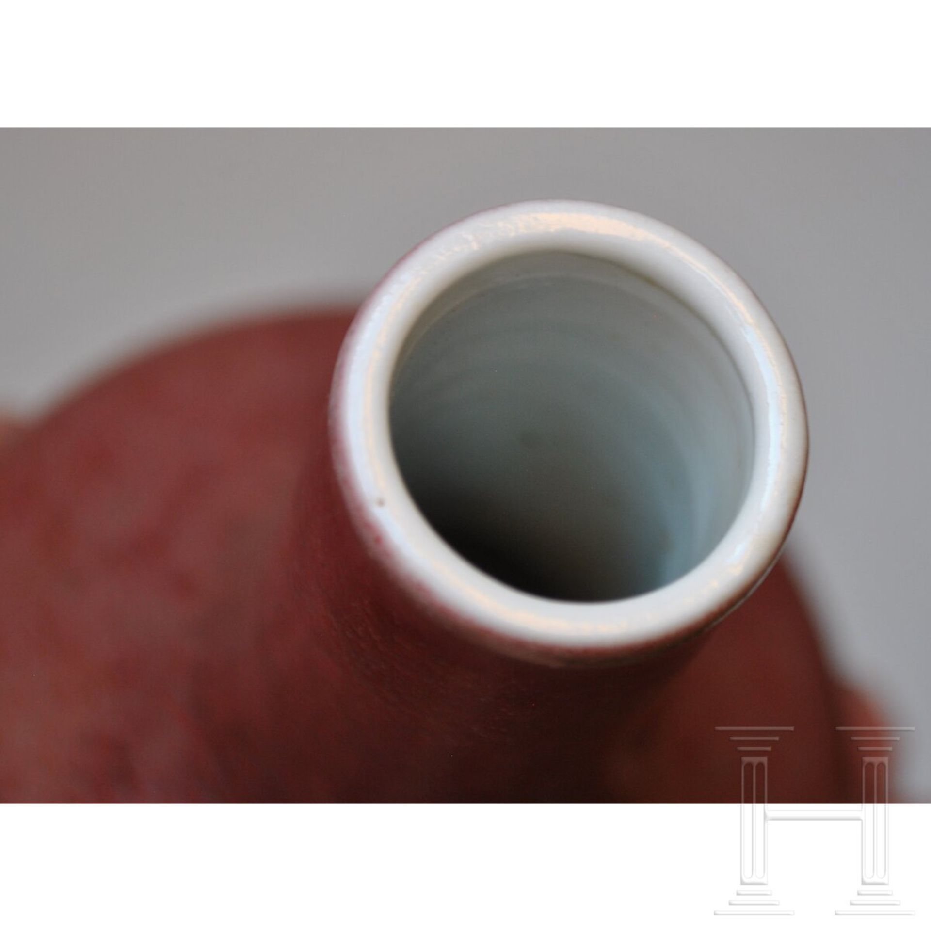 Kleine kupferrot glasierte Vase mit unterglasurblauer Yongzheng-Sechszeichenmarke, 18./19. Jhdt. - Image 9 of 16