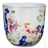 Seltene Famille-rose-Tasse "Junge mit Hühnern", China, wohl spätes 19./Anfang 20. Jhdt.