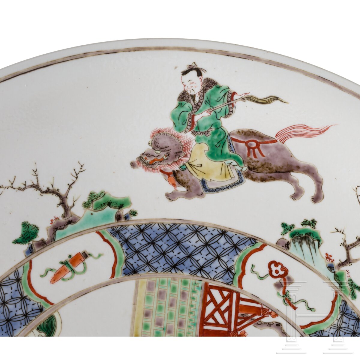 Zwei große Famille-verte-Teller mit figürlichem Dekor, China, wohl Kangxi-Periode (18. Jhdt.) - Image 9 of 41
