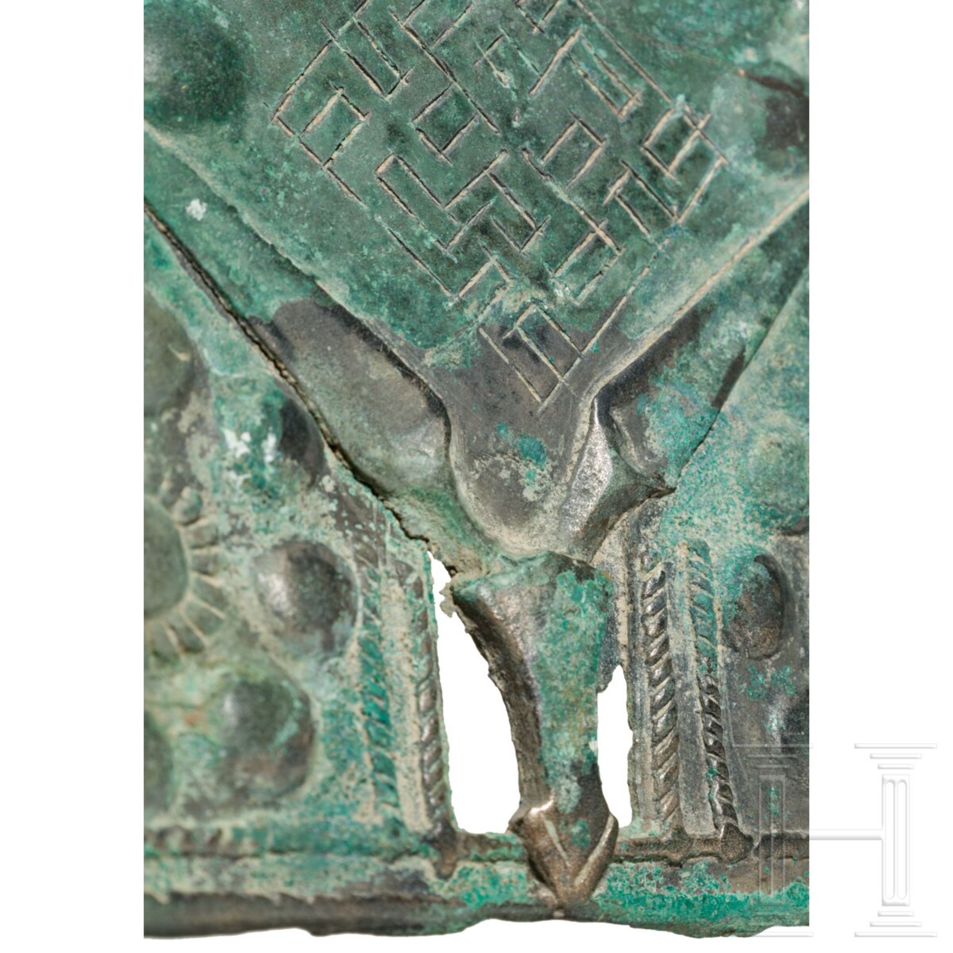 Zwei verzierte quadratische Votivplaketten mit Eselsköpfen, Urartu, 9. - 8. Jhdt. v. Chr. - Image 3 of 5