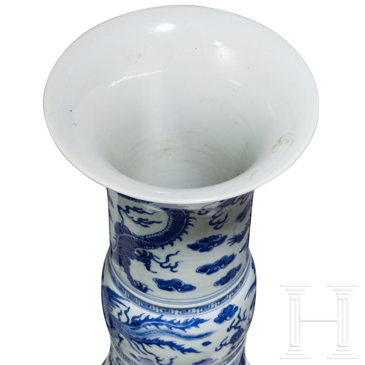 Große blau-weiße Gu-Vase mit Phönixen und Drachen, China, wohl Kangxi-Periode (Anfang 18. Jhdt.) - Image 6 of 9
