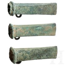 Drei Bronzebeile Typ Dahouet, bretonisch, späte Bronzezeit bis frühe Eisenzeit Westeuropas, 10. - 5.