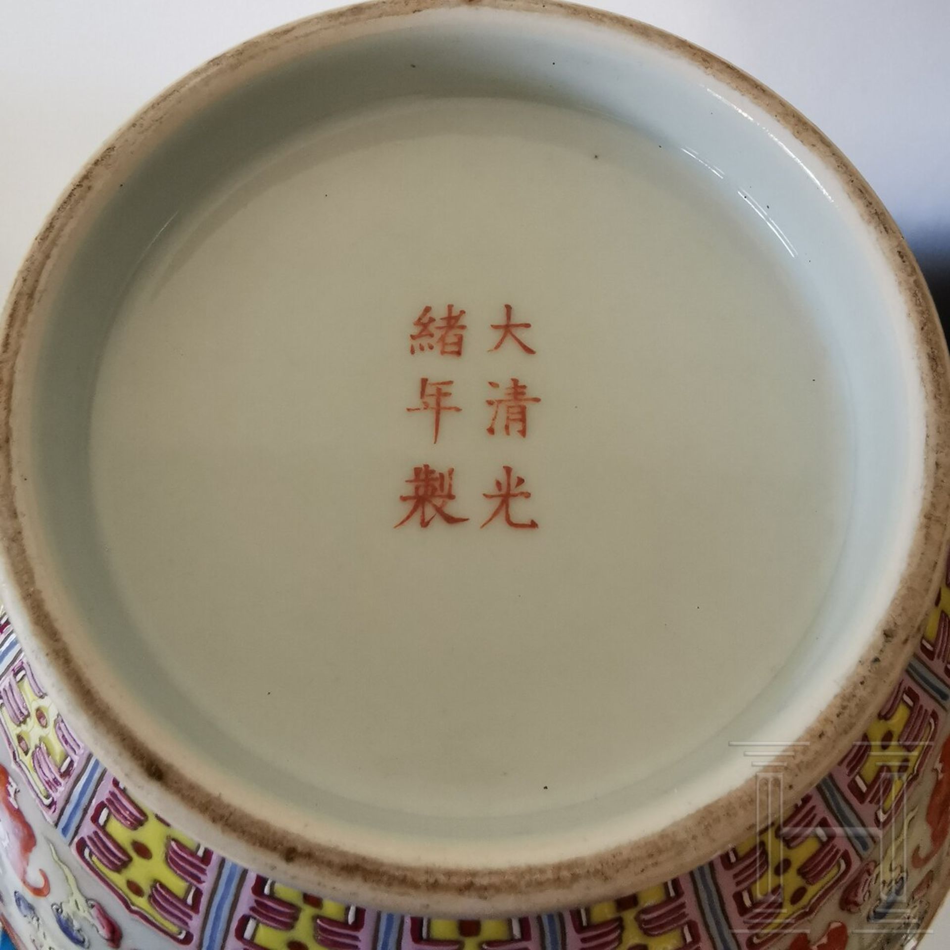 Große Famille-rose-Vase mit Fledermäusen und Guangxu-Sechszeichenmarke, China, wohl aus dieser Zeit - Image 10 of 12