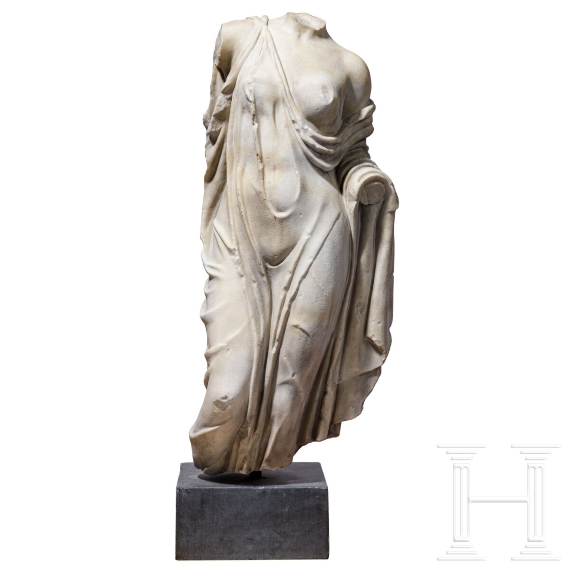Klassizistische Marmorstatue nach dem Vorbild der hochklassischen Aphrodite des Typus "Fréjus", um 1 - Image 2 of 7