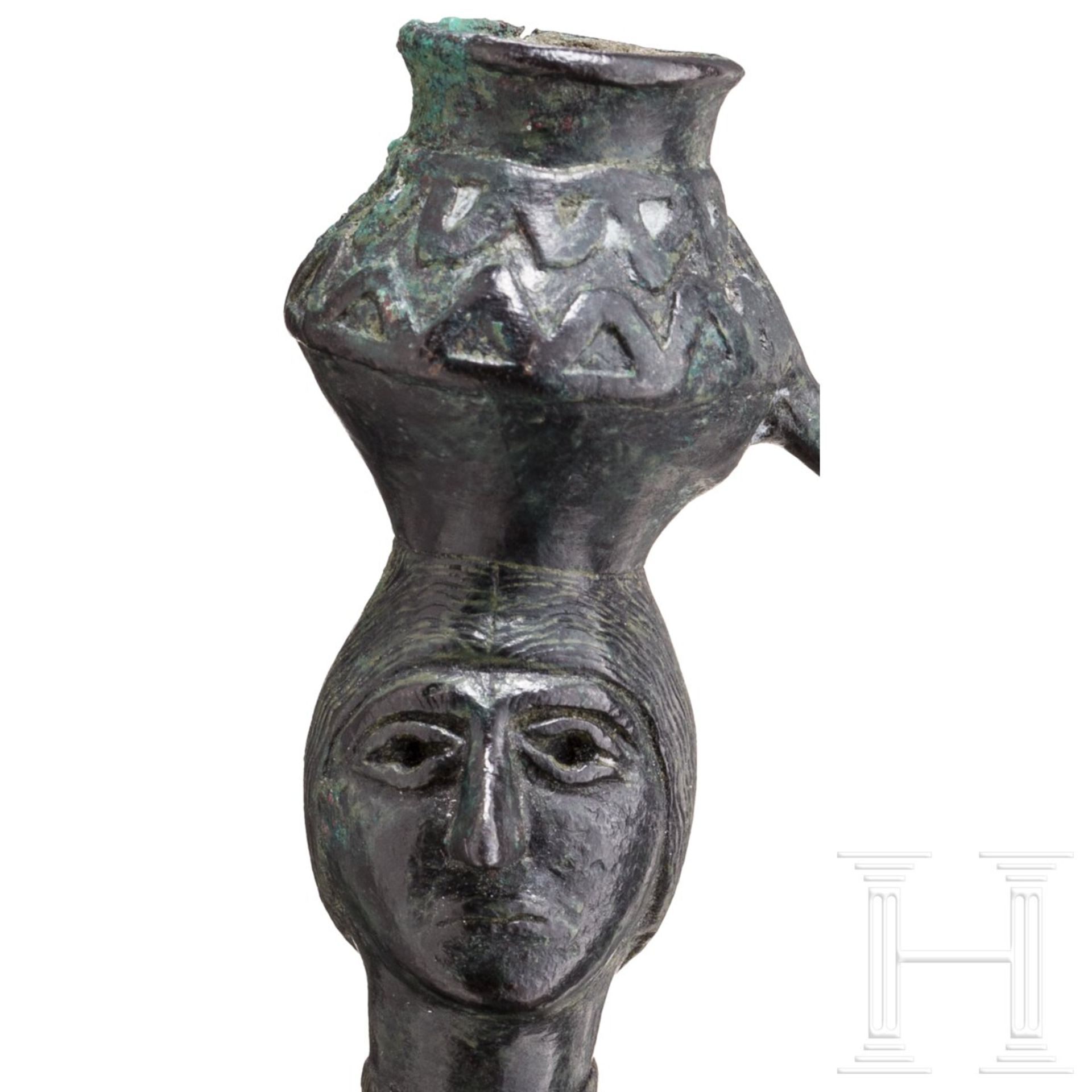Bronzestatue einer Frau mit Gefäß auf dem Kopf, baktrisch, Ende 3. - Anfang 2. Jtsd. v. Chr. - Bild 7 aus 8
