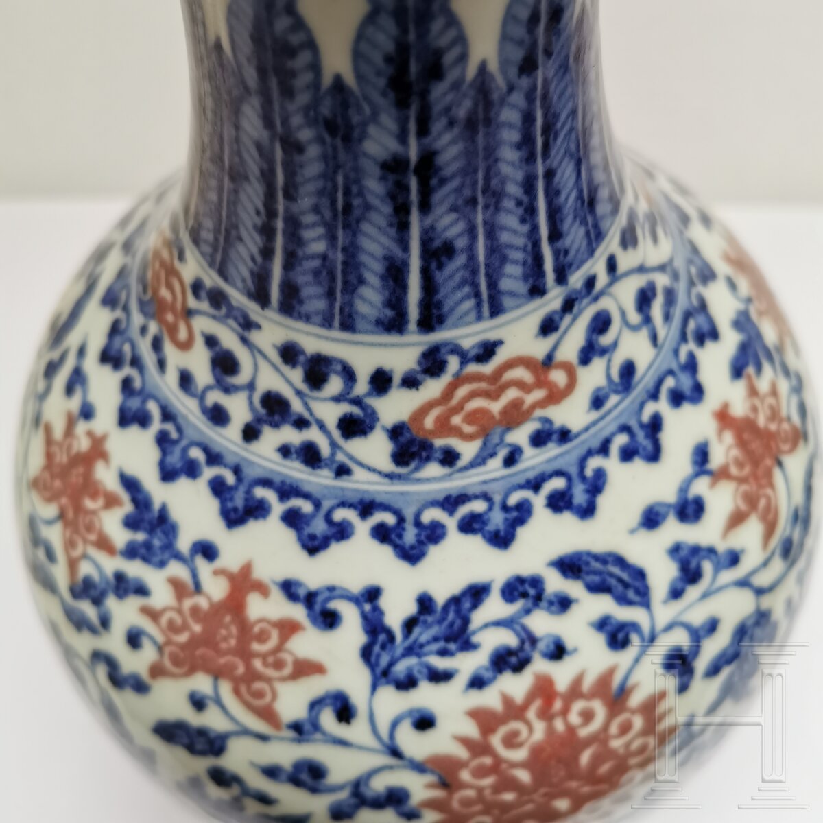 Große blau-weiße Vase mit kupferroten Lotusblüten, China, wohl Qianglong-Periode - Image 13 of 16