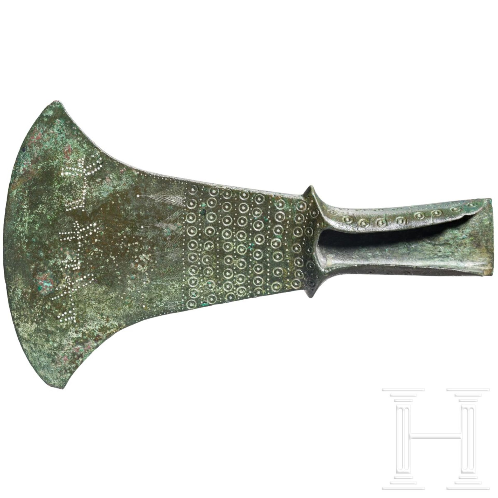 Bronzebeil für zeremonielle Zwecke, etruskisch, 2. Hälfte 8. - frühes 7. Jhdt. v. Chr. - Bild 2 aus 7
