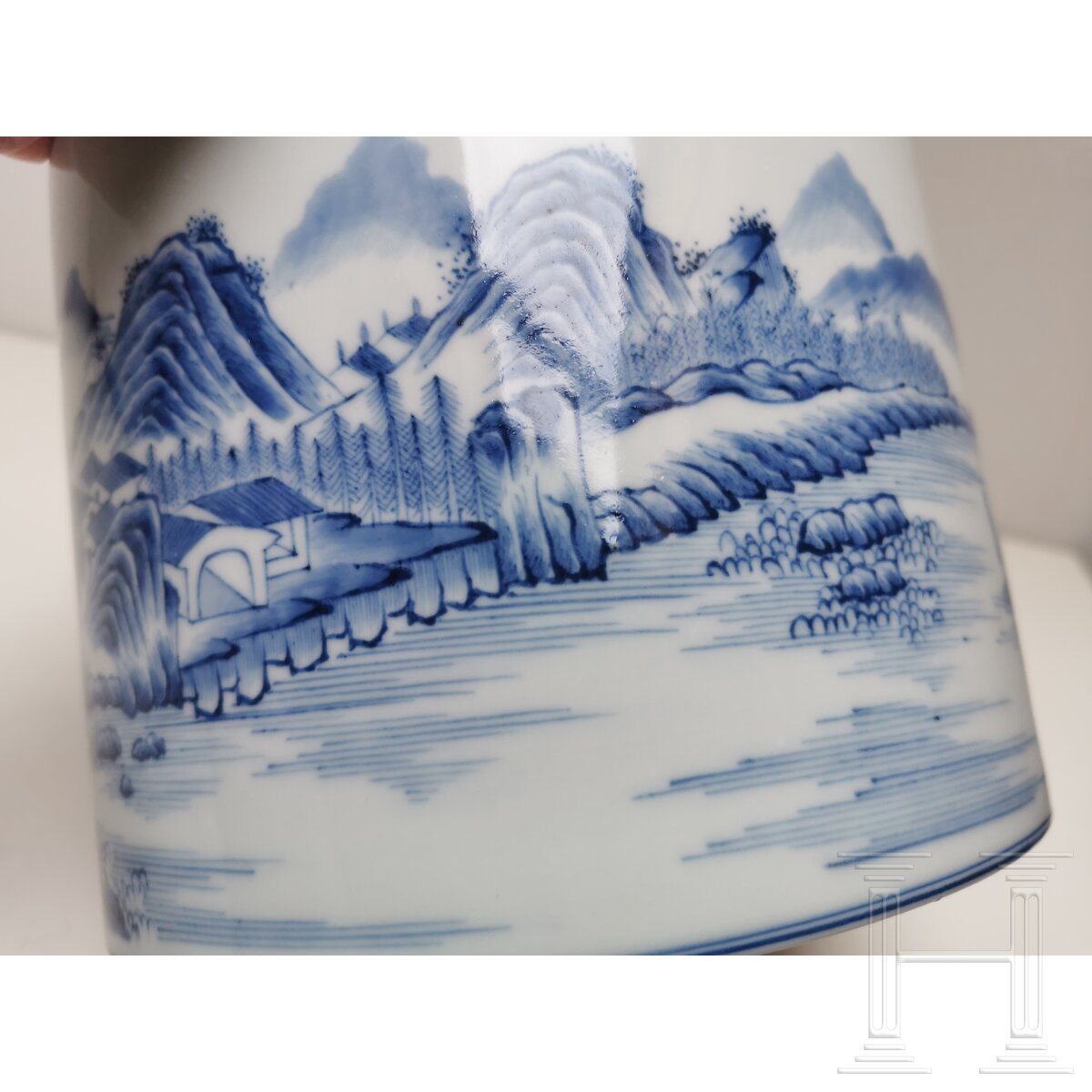 Großer blau-weißer Pinseltopf mit Berglandschaft, China, 19./20. Jhdt. - Image 6 of 16