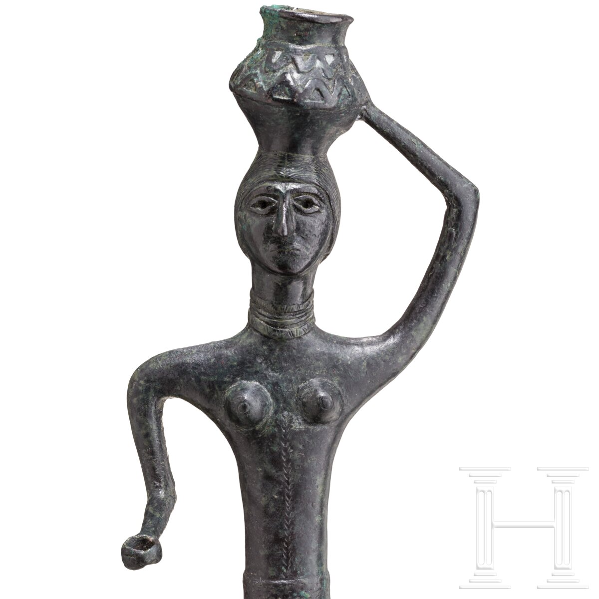 Bronzestatue einer Frau mit Gefäß auf dem Kopf, baktrisch, Ende 3. - Anfang 2. Jtsd. v. Chr. - Image 8 of 8