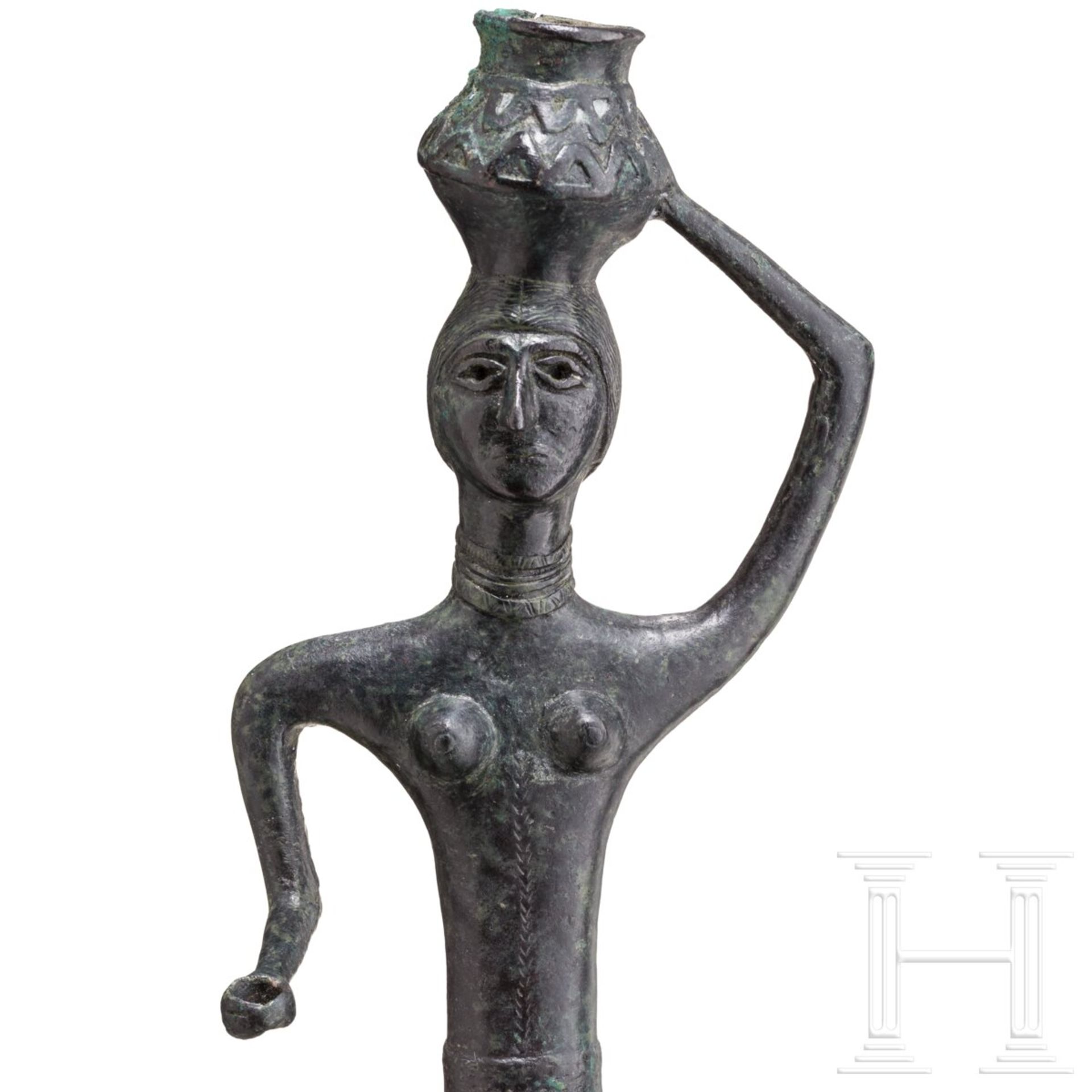 Bronzestatue einer Frau mit Gefäß auf dem Kopf, baktrisch, Ende 3. - Anfang 2. Jtsd. v. Chr. - Bild 8 aus 8