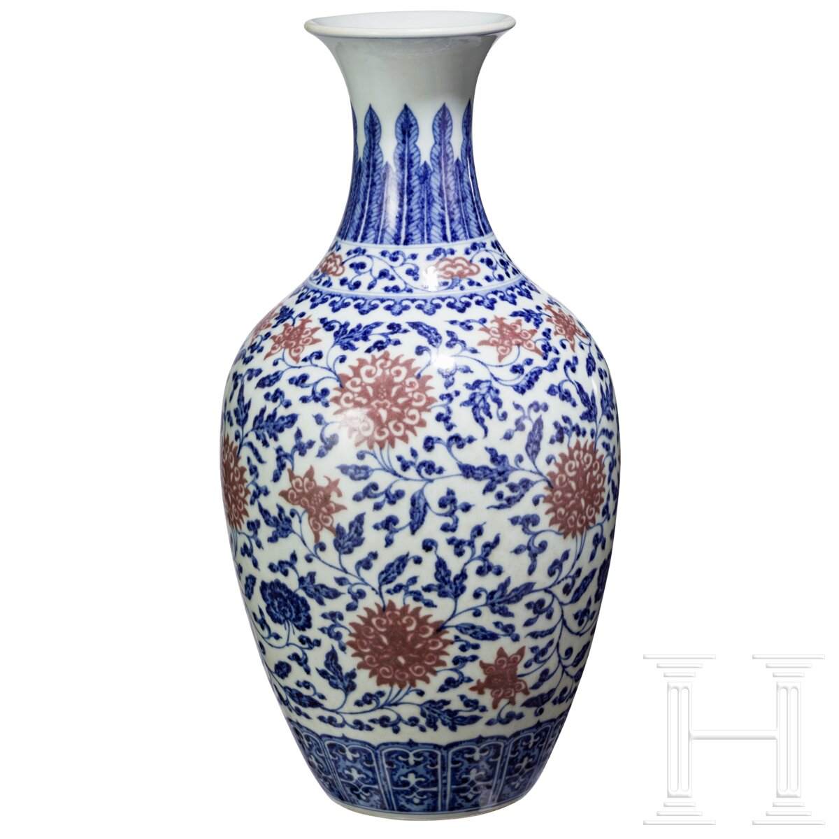 Große blau-weiße Vase mit kupferroten Lotusblüten, China, wohl Qianglong-Periode