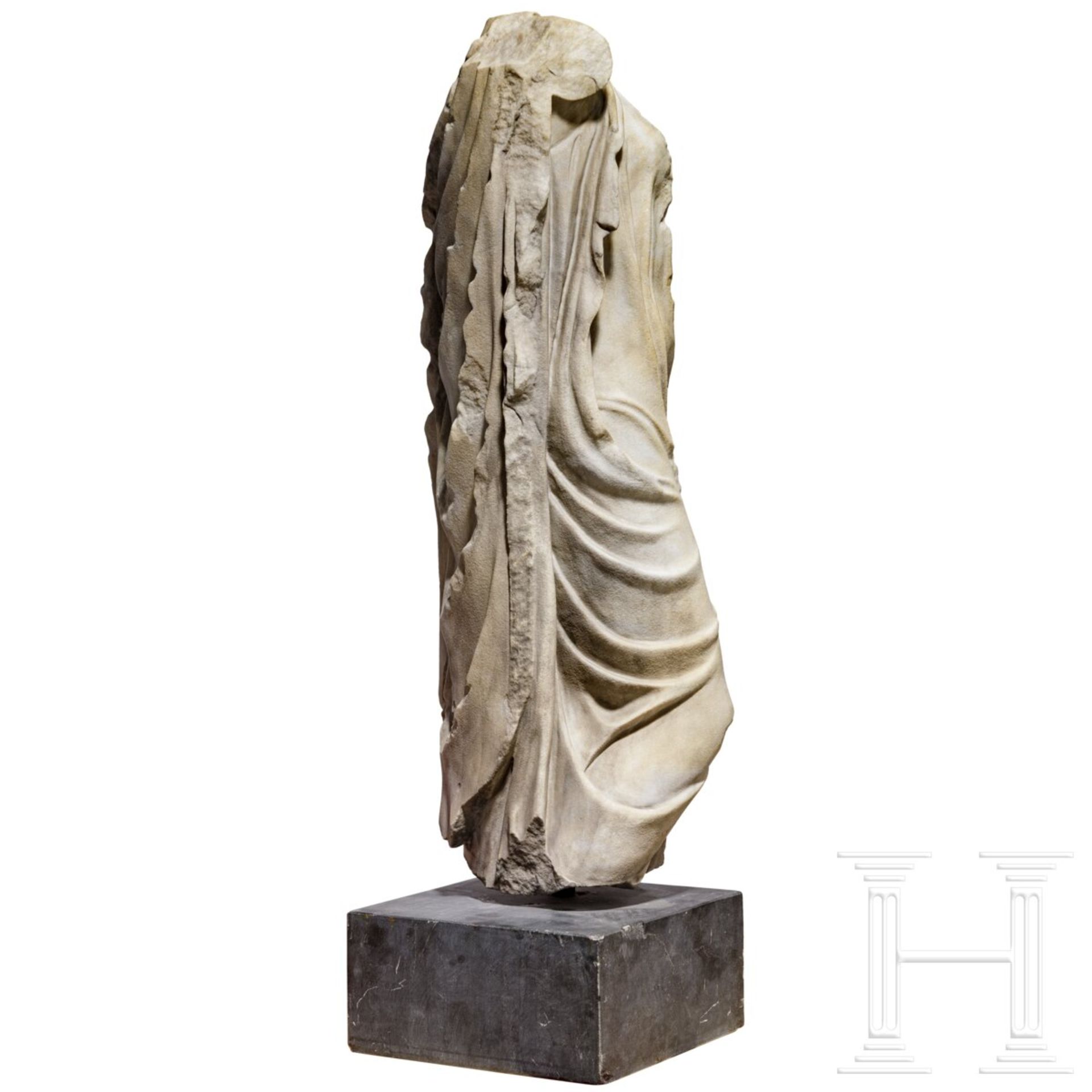 Klassizistische Marmorstatue nach dem Vorbild der hochklassischen Aphrodite des Typus "Fréjus", um 1 - Image 4 of 7