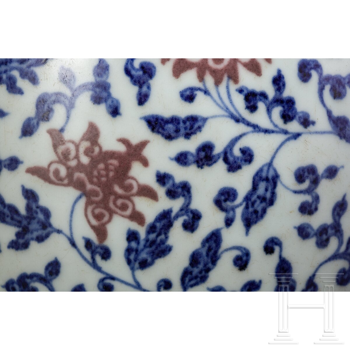 Große blau-weiße Vase mit kupferroten Lotusblüten, China, wohl Qianglong-Periode - Image 3 of 16