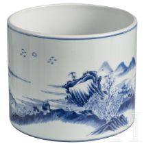 Großer blau-weißer Pinseltopf mit Berglandschaft, China, 19./20. Jhdt.