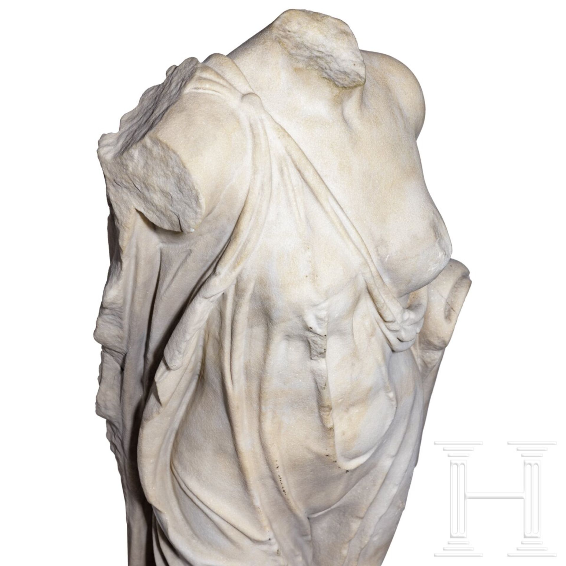 Klassizistische Marmorstatue nach dem Vorbild der hochklassischen Aphrodite des Typus "Fréjus", um 1 - Image 7 of 7