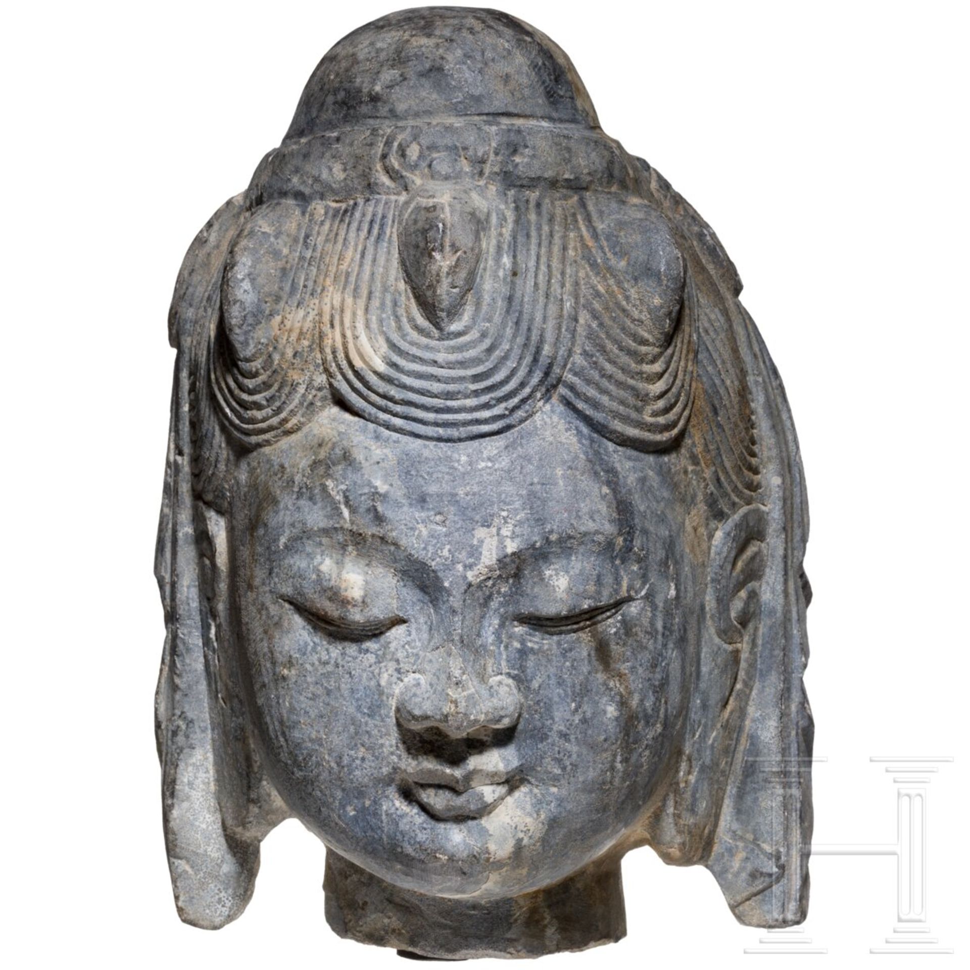 Kopf eines Bodhisattvas, China, wohl Shandong-Region, ca. 6. Jhdt. - Bild 2 aus 6