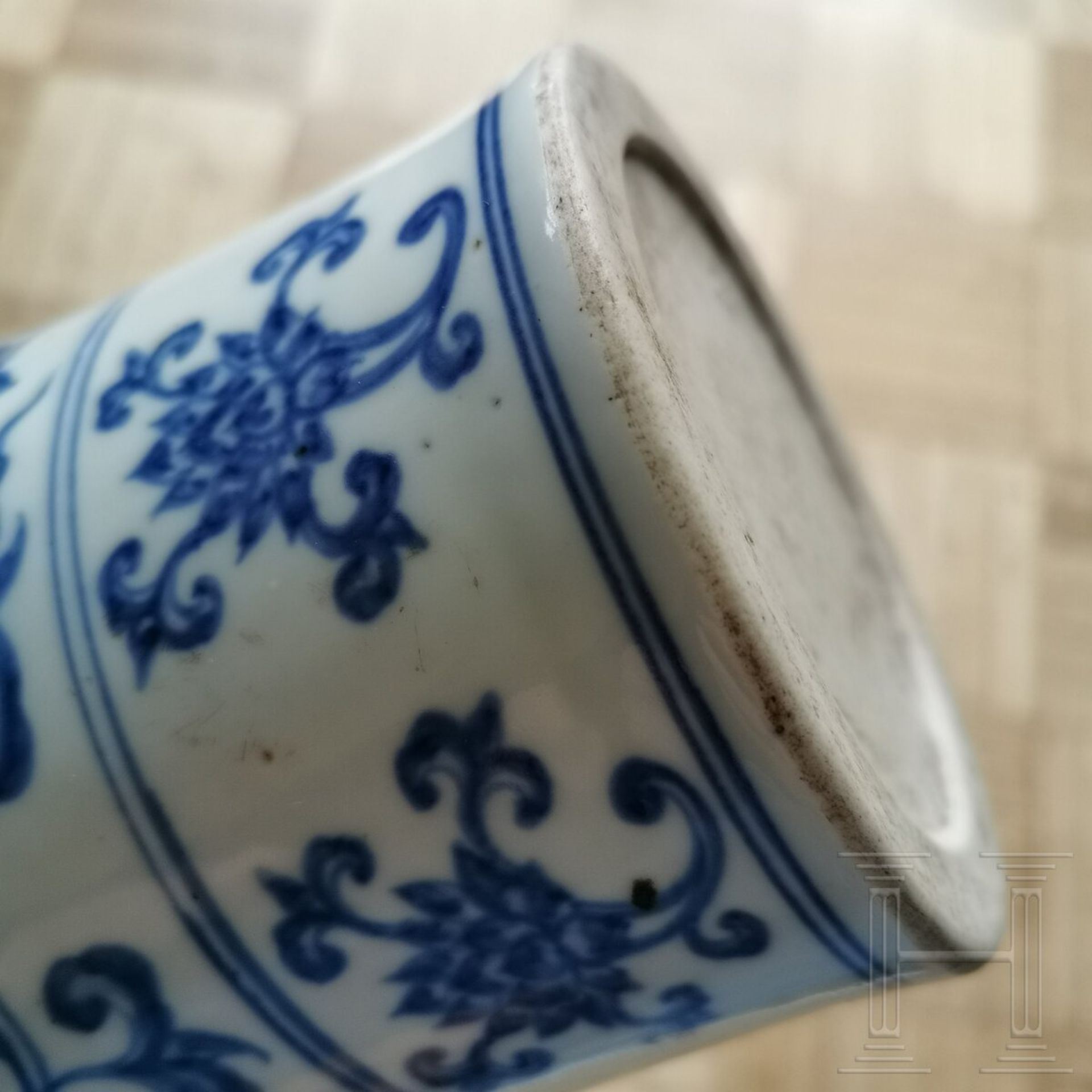 Blau-weiße Meiping-Vase im Ming-Stil, China, wahrscheinlich 19./20. Jhdt. - Bild 11 aus 16