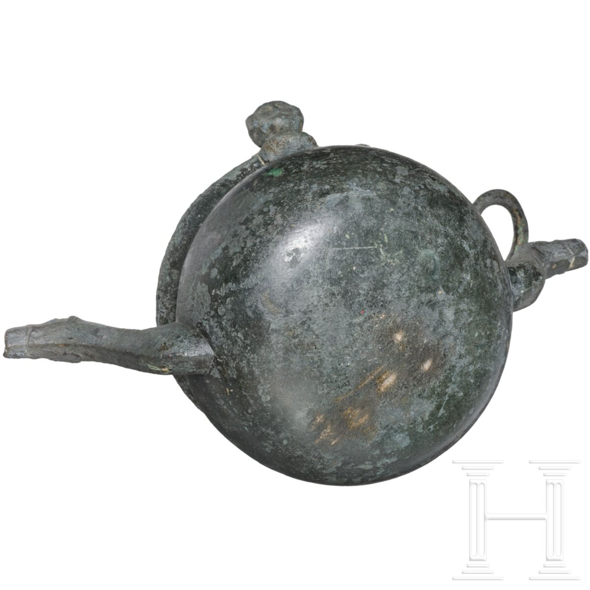 Lavabo (Bronzekessel) mit Frauenköpfen, flämisch, 16. Jhdt.  - Bild 6 aus 6