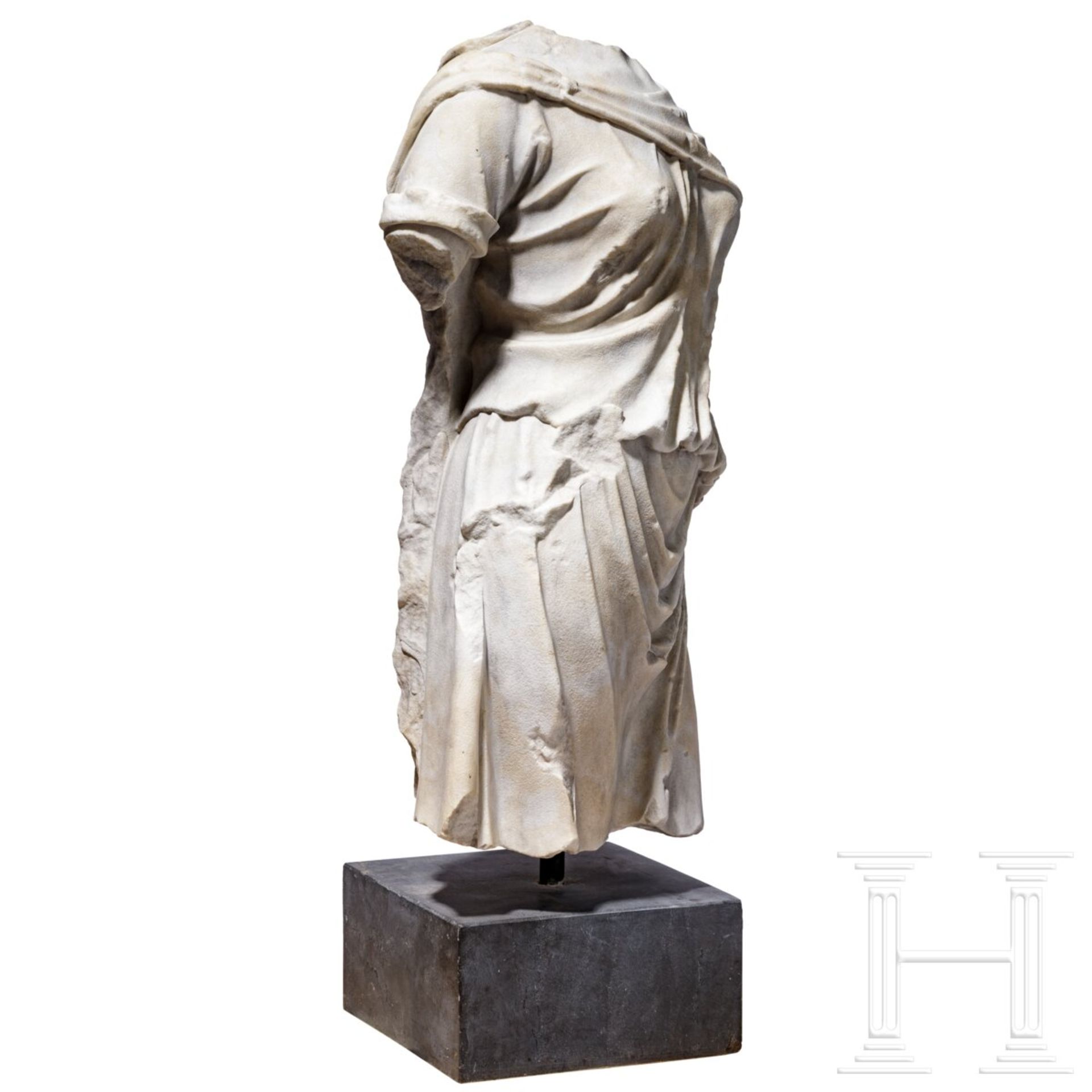 Klassizistischer Marmortorso nach dem Vorbild einer antiken Artemis-Statue, um 1800 - frühes 19. Jhd - Image 2 of 7