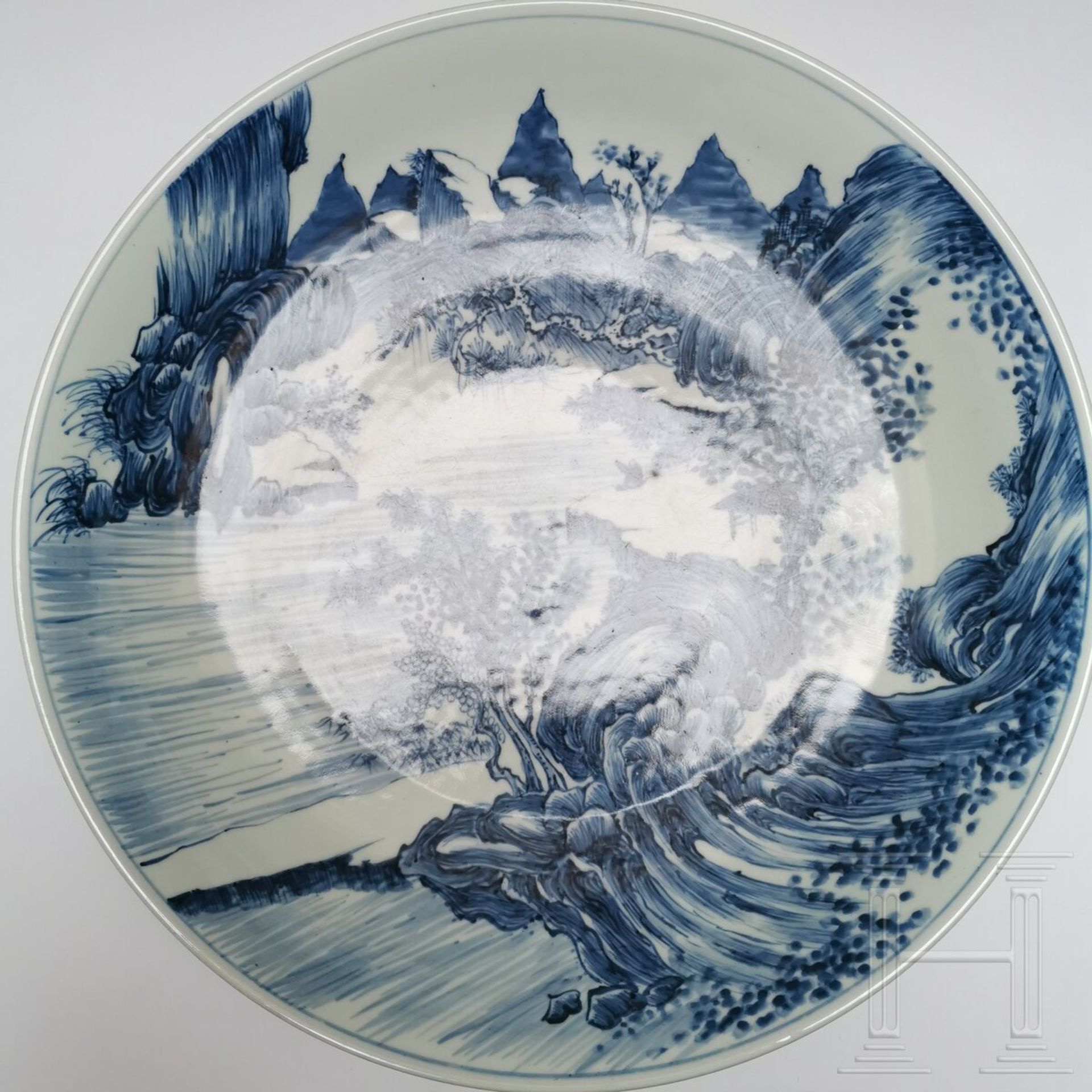 Große blau-weiße Schale mit Landschaftsszenerie, China, wohl Kangxi-Periode - Bild 5 aus 10