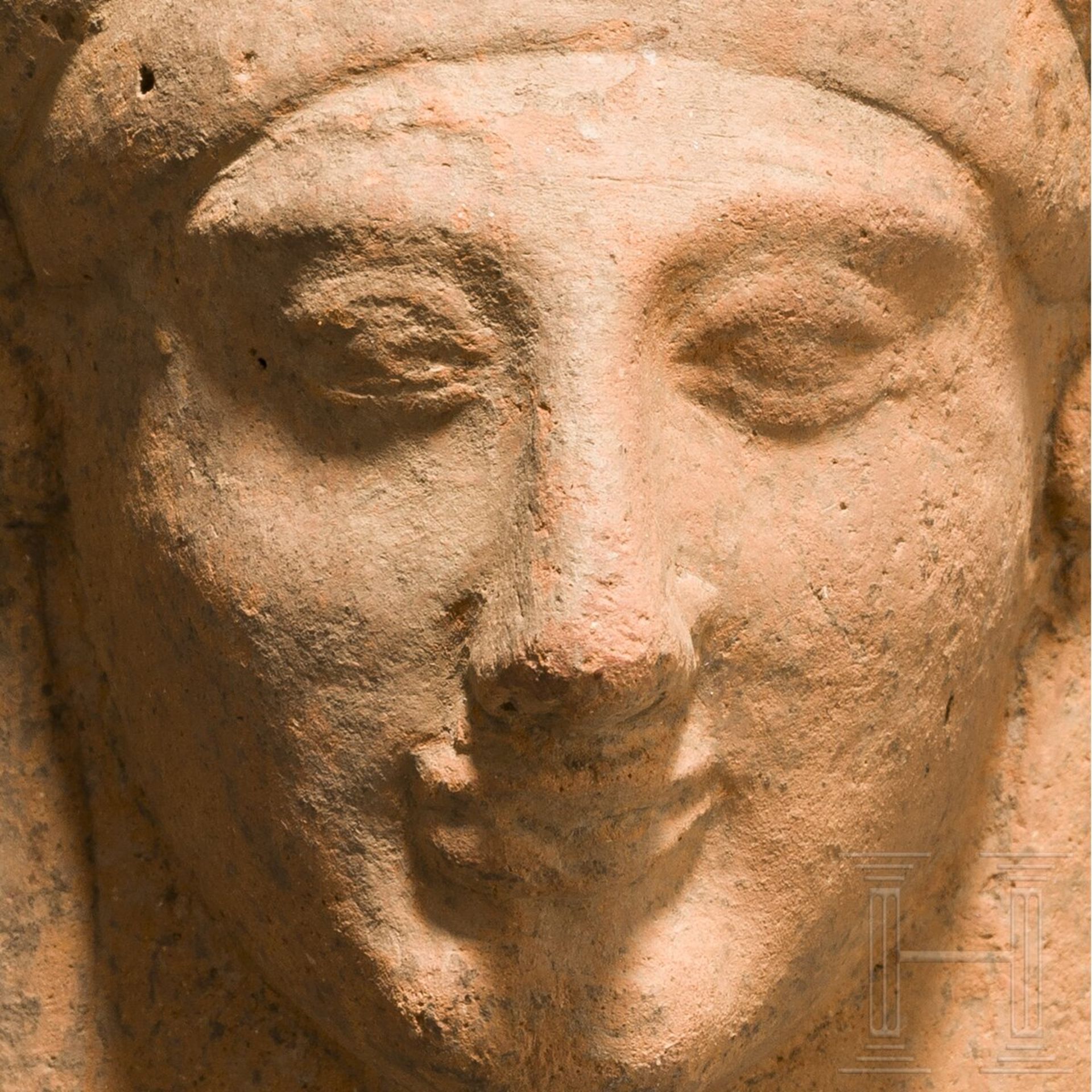 Protome eines Frauenkopfes aus Ton, archaisch, 2. Hälfte 6. Jhdt. v. Chr. - Image 5 of 5